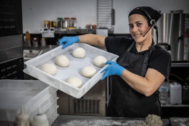 Genç aşçı dizüstü bilgisayarda çalışıyor, yakın plan.