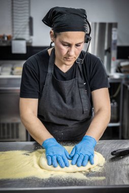 Aşçı adam et pişiriyor.