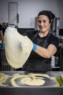 Şef hamuru pişirmeye hazırlıyor.