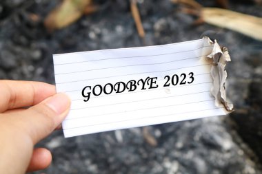 Yarım yamalak bir notla el ele tutuşup 