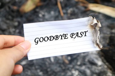 Elinde yanmış bir kâğıt var. Üzerinde 