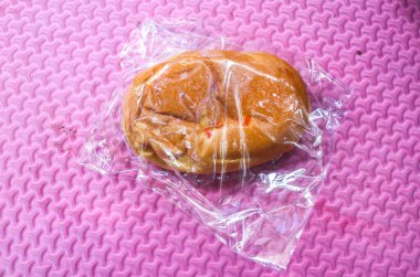 Bir dilim peynirli ekmek ve plastik. Atıştırmalık mini ekmek.