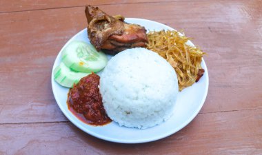 Izgara tavuklu Endonezya mutfağı, kızarmış erişte, beyaz tabakta servis edilen acı biber sosu. Basit yemek pilavı ve arka planda izole edilmiş tavuk.