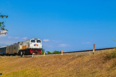 Tepeler, mısır ve pirinç tarlaları manzaralı tren yolu. Endonezya 'da güzel anıtlar peyzaj tren yolu.