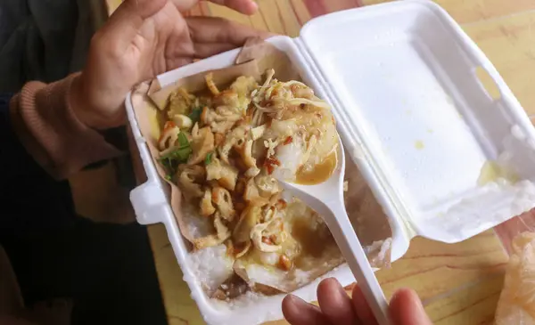 Köpüklü kapta kraker ve tavuk lapası. Tavuklu pilav lapası ve Endonezya yemeği.