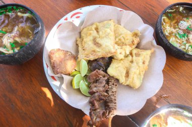 Kızarmış mendoan ve satay servis edilir. Kızarmış Tempeh 'den oluşan bir tabak kızarmış yemek, tamamlayıcı olarak tavuk ciğeri satay..