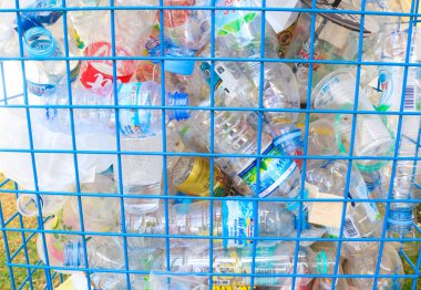 Endonezya - 28 Ağustos 2024: Üniversitede plastik ve şişe atığı toplamak için kullanılan metal bir çöp kutusu. Geri dönüşüm kutusunda plastik şişe koleksiyonu. Atık bankası geri dönüşümü