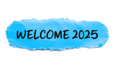 Beyaz arka plan ve yırtık mavi kağıt 2025 'e hoş geldiniz. Yeni yıl kavramı ve tipografik karşılama 2025 kağıt üzerinde