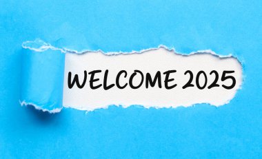 Beyaz arka plan ve yırtık mavi kağıt 2025 'e hoş geldiniz. Yeni yıl kavramı ve tipografik karşılama 2025 kağıt üzerinde