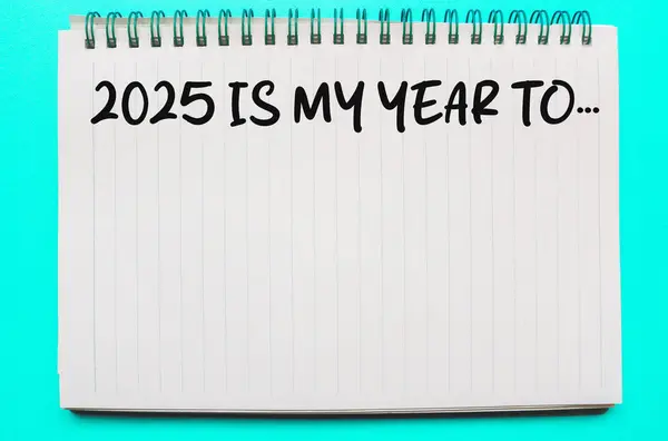 2025 benim beyaz defterdeki yılım. 2025 benim yılım, yeşil geçmişi olan bir defter. Kağıt üzerinde tipografik 2025 ile yeni yıl konsepti. Yeni yıl için motive edici kelimeler: 2025