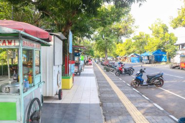 Endonezya - 7 Temmuz 2024: Wates Meydanı, Yogyakarta 'daki yol kenarı aşçılık parkı.