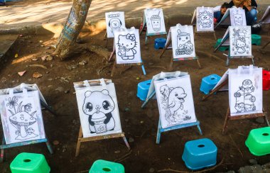  Wates Meydanı Parkı 'ndaki çocuklar için boyama ve boyama tesisleri.