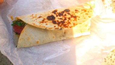 Sade rulo kebap, içi sosis, sebze ve sos dolu kebaplar. Paketlenmiş kebaplar, sokak yemekleri.