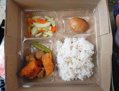 Düğünde pirinç, pirinç, sebze, bir kutuda meze.