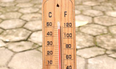 Celsius ve Fahrenheit termometresi Asya 'da gün ortasında artı 30 derece gösteriyor. Termometre, yazın 40 derecenin üzerinde sıcaklık gösteriyor.