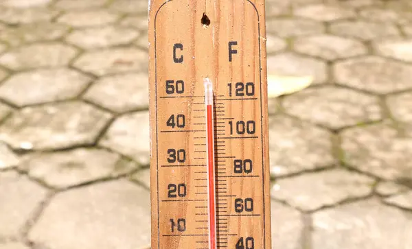 Celsius ve Fahrenheit termometresi Asya 'da gün ortasında artı 30 derece gösteriyor. Termometre, yazın 40 derecenin üzerinde sıcaklık gösteriyor.