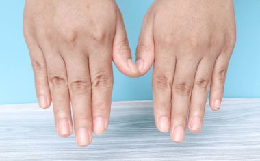 Boş avuçiçi içi boş eller açık mavi arkaplanda izole.