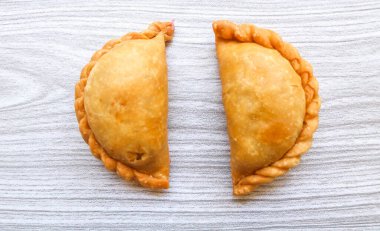 Körili puf ve kızarmış Pastel ya da kızarmış sebze, tavuk ve kaynamış yumurta ile doldurulmuş kuru hamur işi.