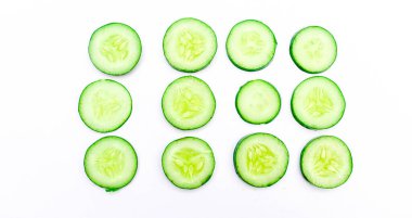 Beyaz arka planda izole edilmiş taze salatalık dilimlerini kapatın. Asya tarımından uzun bir salatalık