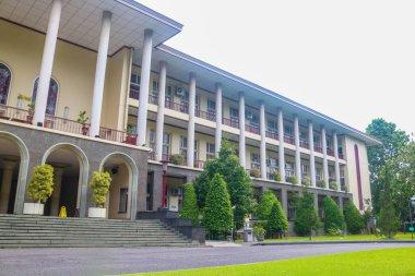 Endonezya - 3 Mart 2024: Gadjah Mada Üniversitesi (UGM) Rectorate Binası, Yogyakarta. UGM kampüs merkezi binası