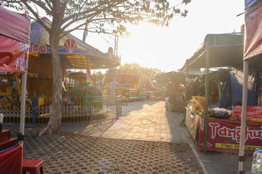 Endonezya - 29 Eylül 2024: Her köşede yemek tezgahları ve oyun gezileri ile öğleden sonra eğlence manzarası