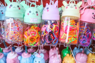 Endonezya - 29 Eylül 2024: Çocuklar ve yetişkinler için sevimli renkli saç bantları. Saç kurdelesi aksesuarları farklı renk ve boyutlarda..