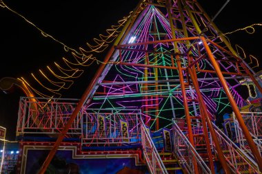 Korsan gemisi ya da gece lunaparkta sallanan bir tekne. Akşamları eğlence fuarında gezer