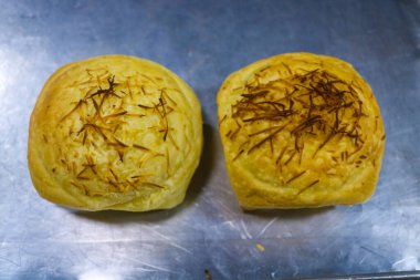 Zuppa Çorbası, şapka gibi üzerine puf böreği konmuş kalın ve kremalı bir çorba, mısır, havuç ve tavuk içerir..