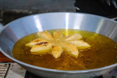 Bakso Mekar yağ dolu bir tavada kızartıldı. Kızarmış köfte, soslu ve mayonezli sokak atıştırmalıklarıdır..