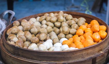 Dim Sum, ahşap bir buharda pişirilmiş çeşitli aromalı. Köfte şeklinde, ahşap bir buharda pişirilmiş bir et yığını.