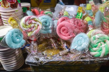 Bir sürü renkli abur cubur, tatlı tatlı yemek ve çikolata lavına batırmak.