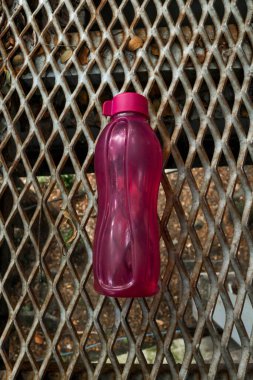 Purple Tupperware içecek şişesi. Tupperware dünya çapında hit oldu.