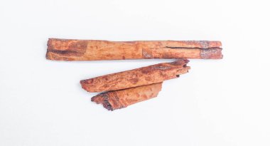 Tarçın çubuğu baharatı beyaz arka planda izole edilmiş. Pişirmek için tarçın verum parçaları