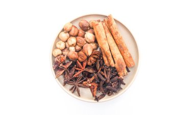 Dilimlenmiş kemikler ve beyaz bir tabakta taze çiğ et. Tahta bir arka planda izole edilmiş.