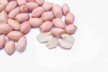 Soyulmuş fıstıkları beyaz arka planda izole et, yandan da fotoğraf çek. Çiğ fındık koleksiyonu