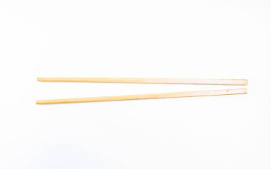 Beyaz arka planda izole edilmiş geleneksel ahşap çubuklar..