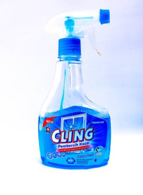 Endonezya - 19 Haziran 2024: Cam temizleme ürünleri beyaz arkaplanda izole edildi