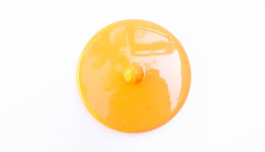 Beyaz arka planda izole edilmiş renkli plastik bardak kapakları koleksiyonu