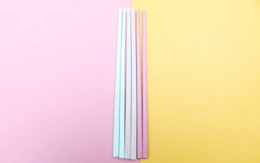 Sarı arka planda izole edilmiş geleneksel renkli çubuk koleksiyonu.