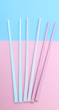 Mavi arkaplanda izole edilmiş geleneksel renkli çubuk koleksiyonu.