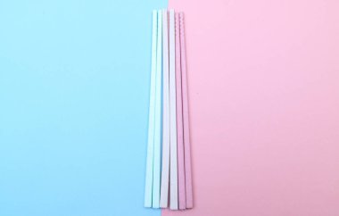 Mavi arkaplanda izole edilmiş geleneksel renkli çubuk koleksiyonu.