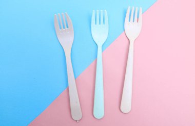 Araç gereçleri mavi arkaplanda izole edilmiş renkli çatal seti