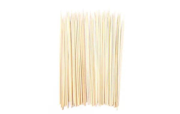Beyaz arka planda satay ya da barbekü yapmak için bambu şiş yığını