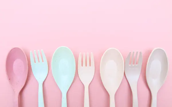 Araçlar renkli çatal ve kaşık pembe arka planda izole