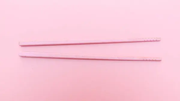 Pembe arka planda izole edilmiş renkli çubuk koleksiyonu.