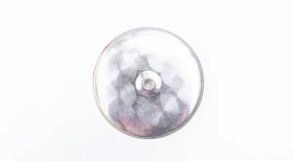 Beyaz arkaplanda izole edilmiş alüminyum cam kapak