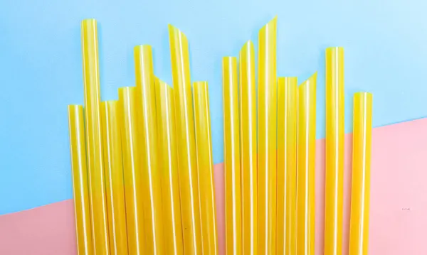 Beyaz arka planda izole edilmiş ve boş alan olan renkli plastik pipetleri kapat. Derin alan deliği görüntüsü