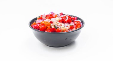 Endonezya Balili sambal matah, acı biber, limon otu, soğan, limon yaprağı gibi baharatlardan yapılan bir çeşit biber sosu. Sambal matah beyaz arka planda izole edilmiş bir kasede servis edilir..