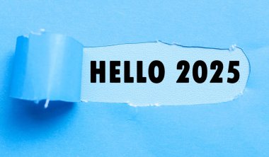Mavi arka plan ve yırtık mavi kağıt 2025 hoş geldiniz. Yeni yıl kavramı ve tipografik karşılama 2025 kağıt üzerinde