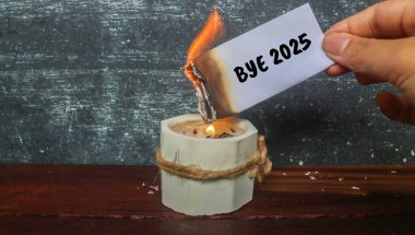 Elinde yarı yanmış bir notla mumunda Bye 2024 yazıyordu. Geçmiş 2024 'ü yakın. 2024 'e elveda de..